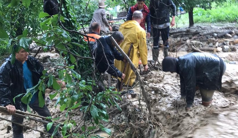 Akyazı'yı sel vurdu; Pek çok mahallede hasar büyük