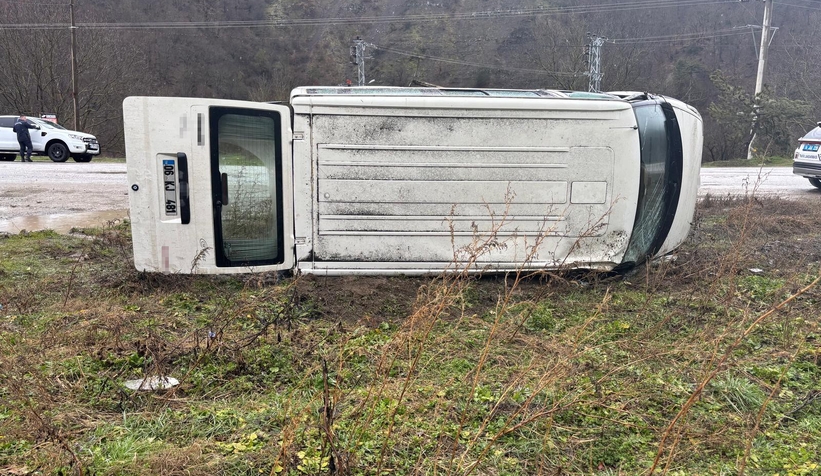 akyazi-yolunda-minibus-devrildi-2-yaraliunvlzevqy3