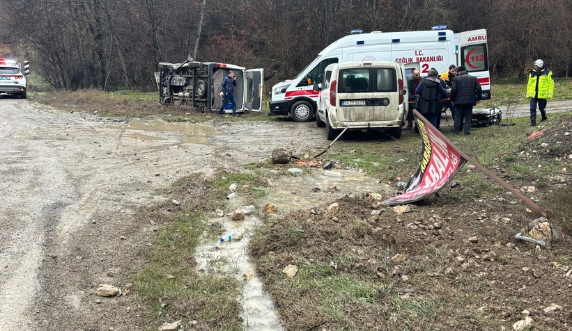 akyazi-yolunda-minibus-devrildi-2-yaraliunvlzevqy3