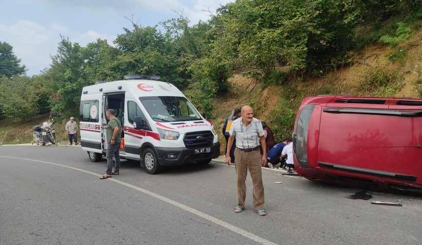 Akyazı ‘da kaza : 3 Yaralı