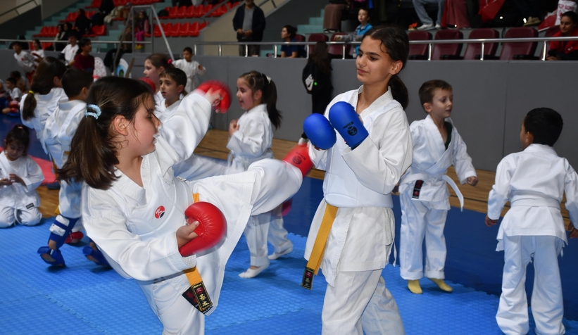akyazida-amator-spor-haftasi-coskusu-sporun-birlestirici-gucu-salona-sigmadioetwz21ese