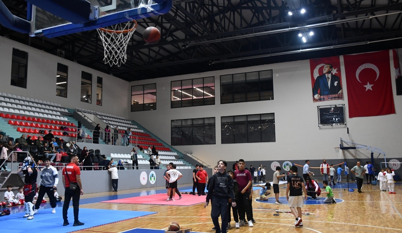akyazida-amator-spor-haftasi-coskusu-sporun-birlestirici-gucu-salona-sigmadioetwz21ese