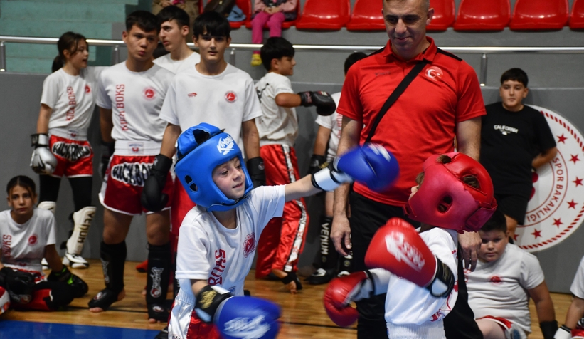 akyazida-amator-spor-haftasi-coskusu-sporun-birlestirici-gucu-salona-sigmadioetwz21ese