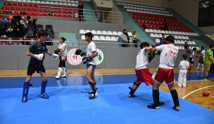 akyazida-amator-spor-haftasi-coskusu-sporun-birlestirici-gucu-salona-sigmadioetwz21ese
