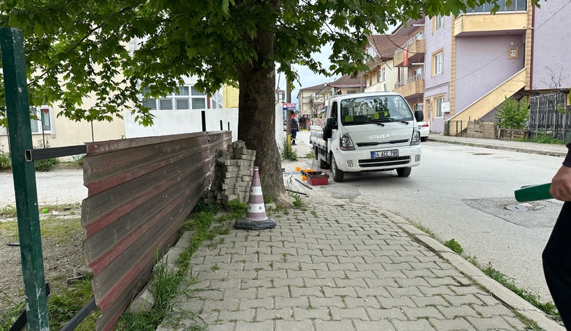 akyazida-arsa-sahipleri-kamulastirma-talebiyle-yolu-kapattirjjxqtvynf