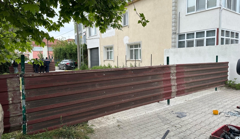 akyazida-arsa-sahipleri-kamulastirma-talebiyle-yolu-kapattirjjxqtvynf