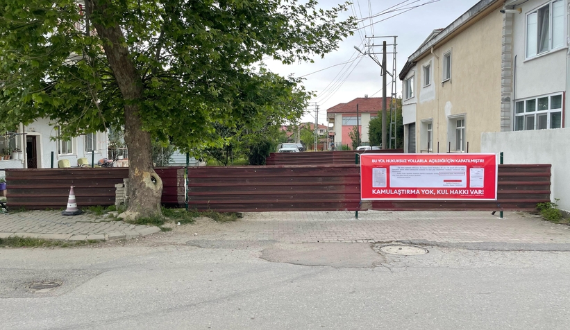 akyazida-arsa-sahipleri-kamulastirma-talebiyle-yolu-kapattirjjxqtvynf