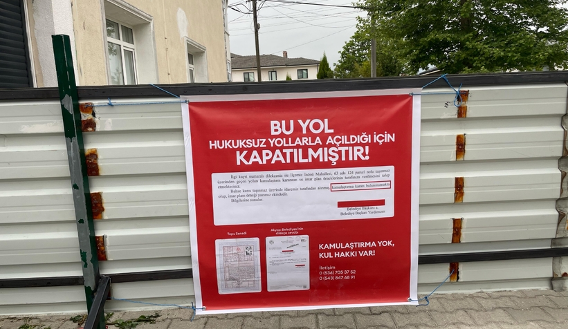 akyazida-arsa-sahipleri-kamulastirma-talebiyle-yolu-kapattirjjxqtvynf