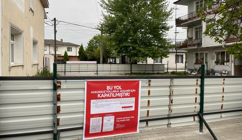 akyazida-arsa-sahipleri-kamulastirma-talebiyle-yolu-kapattirjjxqtvynf