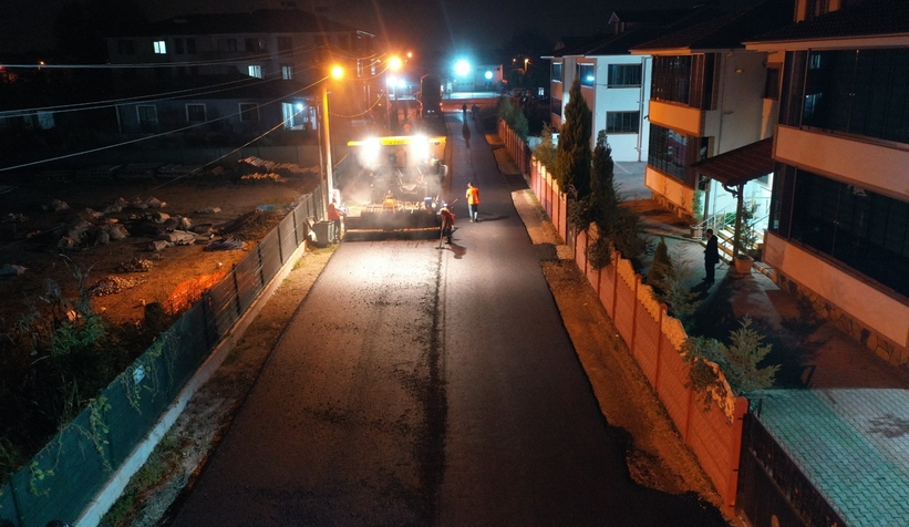 akyazida-asfalt-calismalari-gece-gunduz-suruyorzhbyytaxou