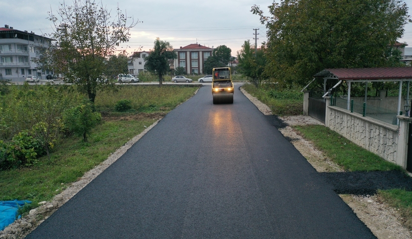 akyazida-asfalt-calismalari-gece-gunduz-suruyorzhbyytaxou