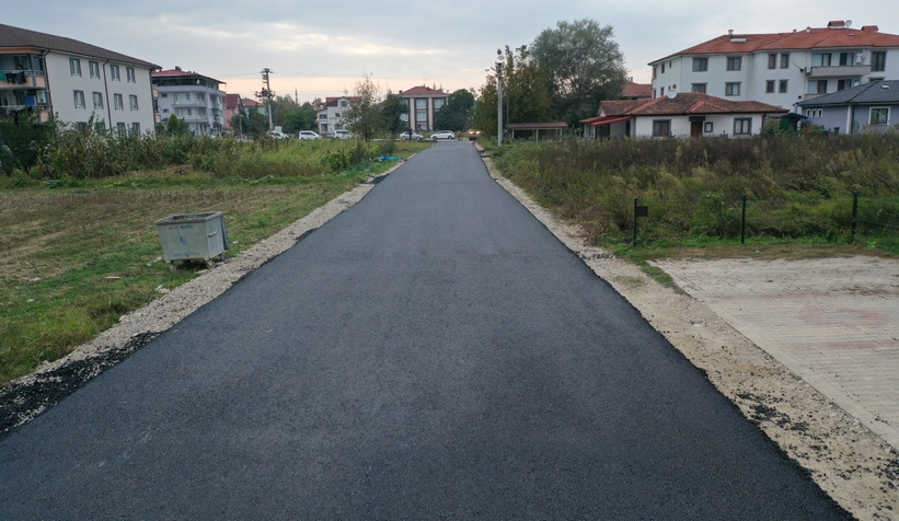 akyazida-asfalt-calismalari-gece-gunduz-suruyorzhbyytaxou