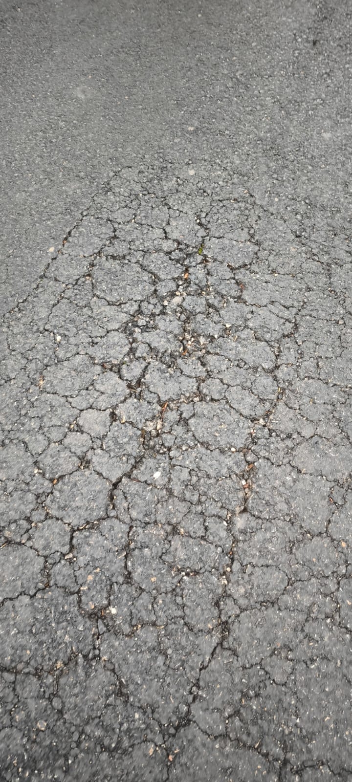 Akyazıda bir ay önce atılan asfalt dökülüyor