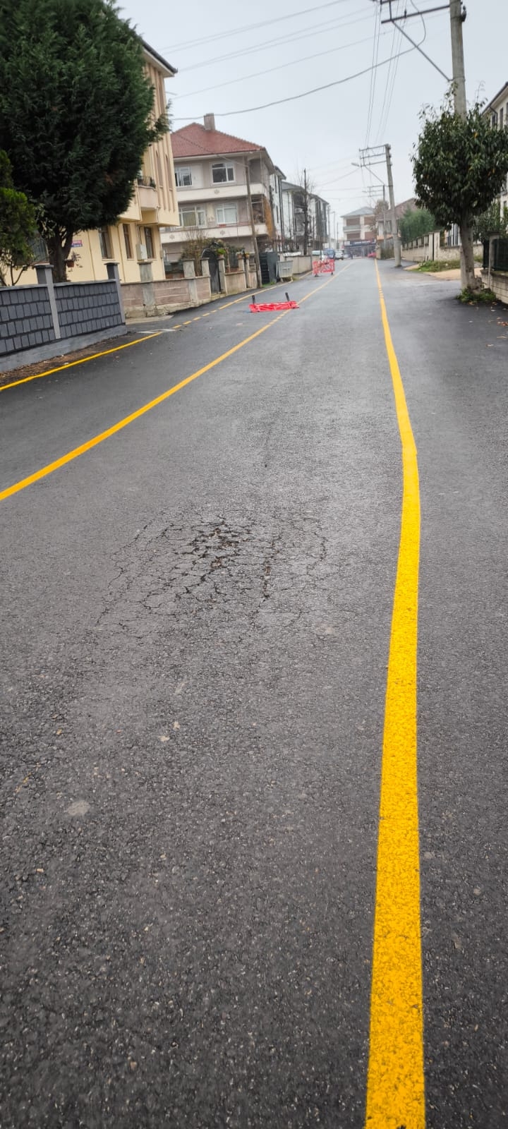 Akyazıda bir ay önce atılan asfalt dökülüyor