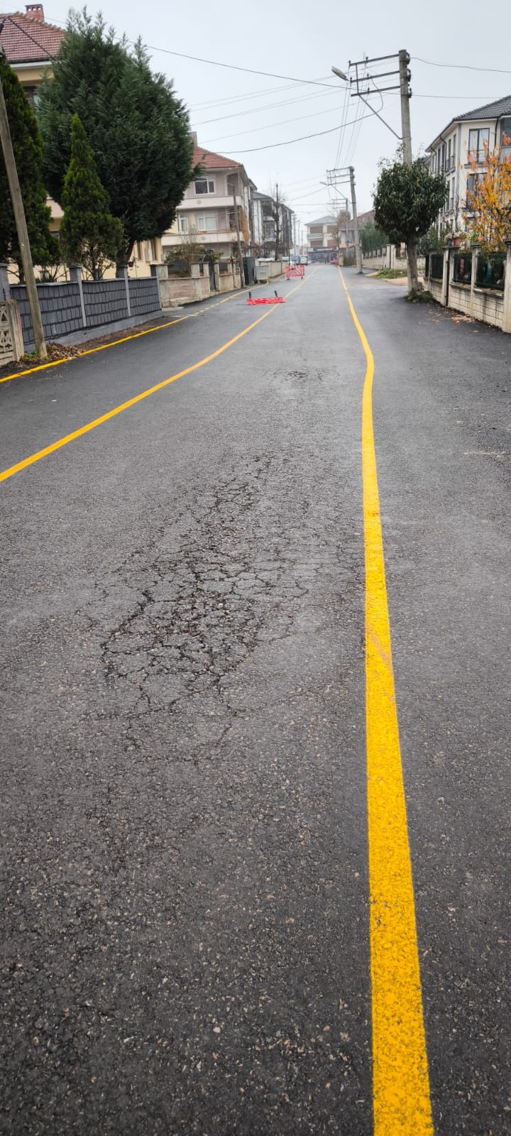 Akyazıda bir ay önce atılan asfalt dökülüyor