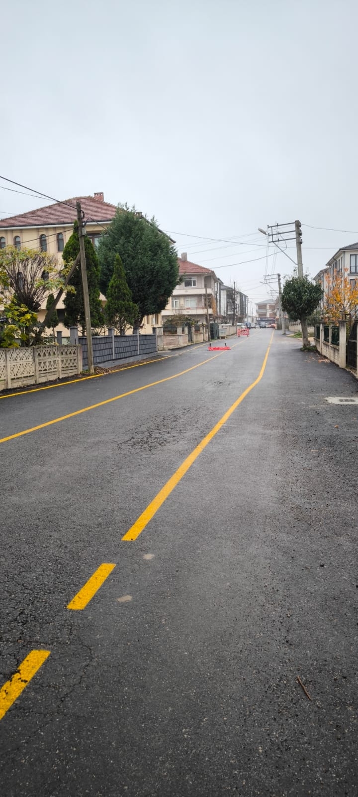 Akyazıda bir ay önce atılan asfalt dökülüyor