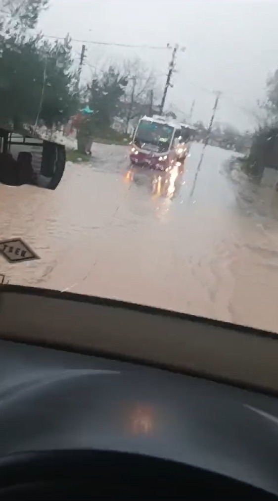 akyazida-dere-tasti-yollar-suyla-dolduqkhmslzvcm