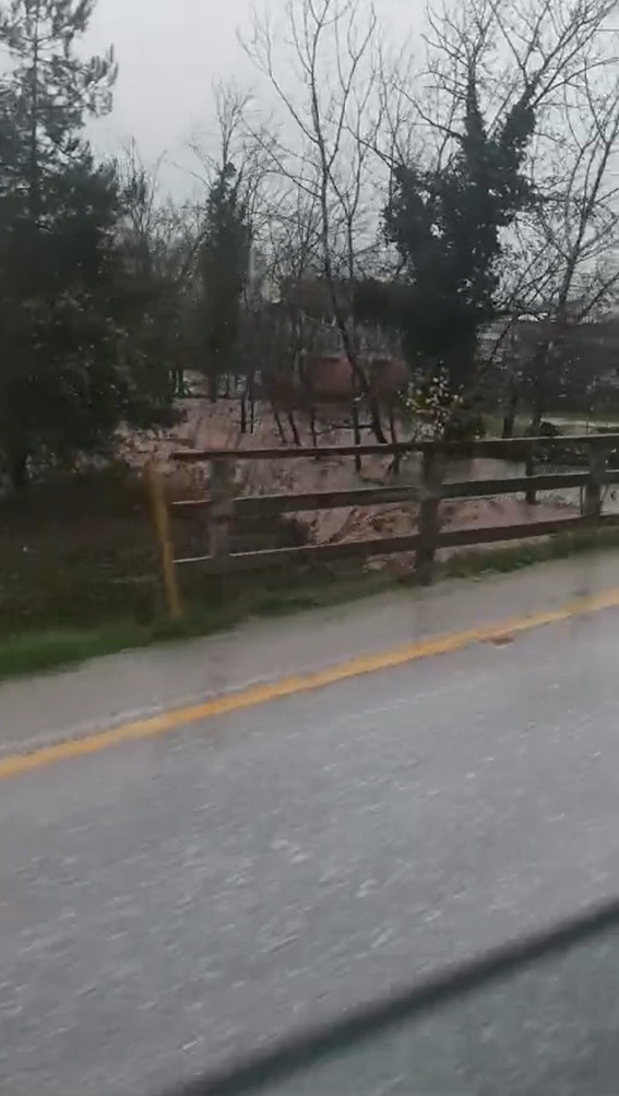 akyazida-dere-tasti-yollar-suyla-dolduqkhmslzvcm