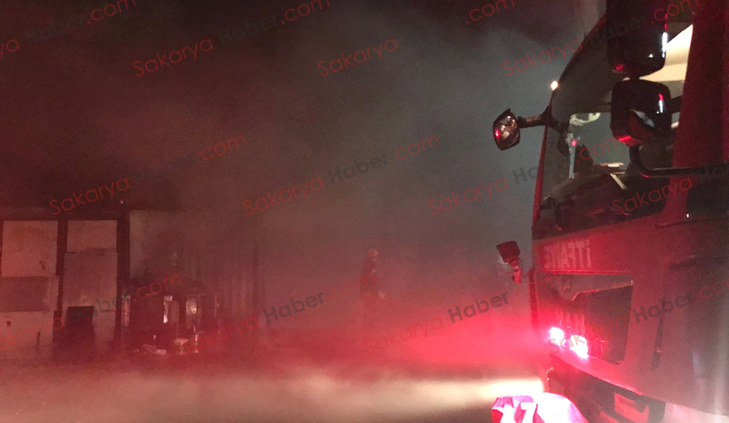 Akyazıda mangal kömürü üretim tesisinde yangın çıktı