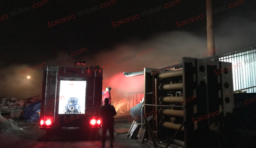 Akyazıda mangal kömürü üretim tesisinde yangın çıktı