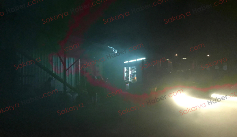 Akyazıda mangal kömürü üretim tesisinde yangın çıktı