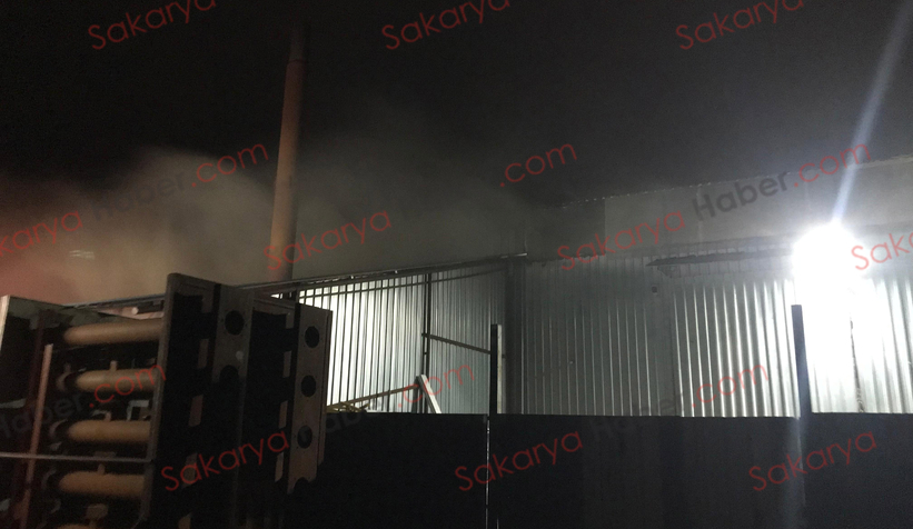Akyazıda mangal kömürü üretim tesisinde yangın çıktı