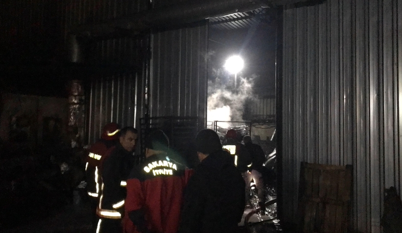 Akyazıda mangal kömürü üretim tesisinde yangın çıktı