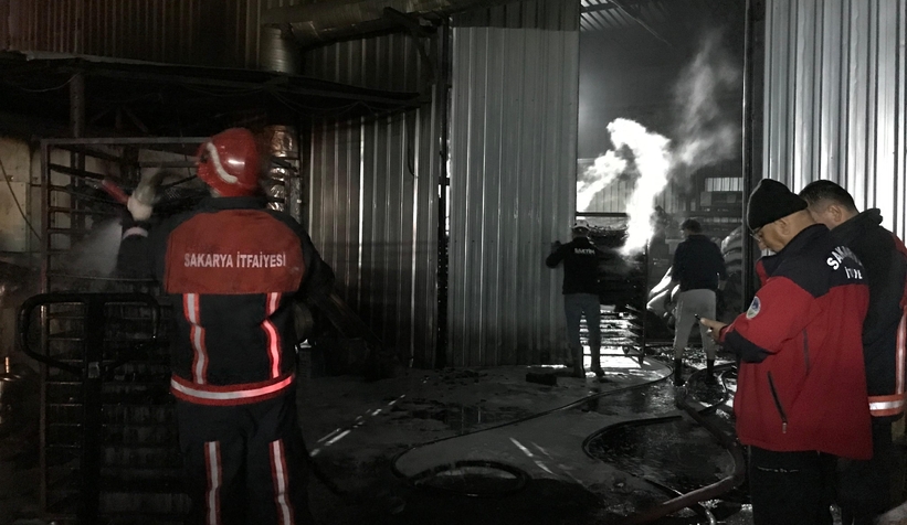 Akyazıda mangal kömürü üretim tesisinde yangın çıktı