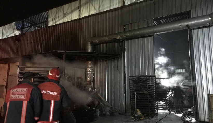 Akyazıda mangal kömürü üretim tesisinde yangın çıktı