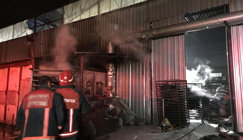 Akyazıda mangal kömürü üretim tesisinde yangın çıktı