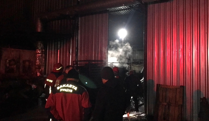 Akyazıda mangal kömürü üretim tesisinde yangın çıktı