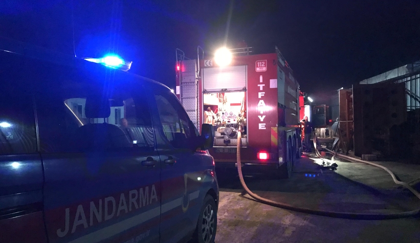 Akyazıda mangal kömürü üretim tesisinde yangın çıktı