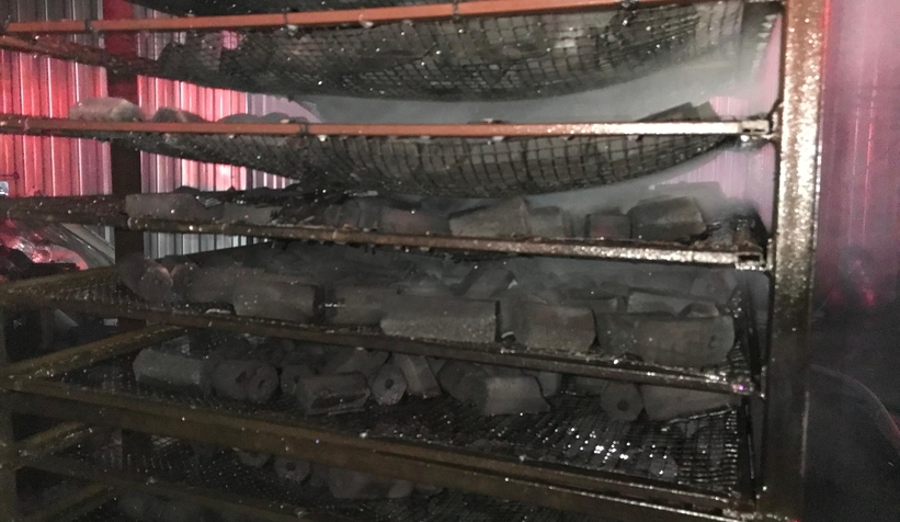 Akyazıda mangal kömürü üretim tesisinde yangın çıktı