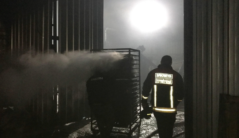 Akyazıda mangal kömürü üretim tesisinde yangın çıktı