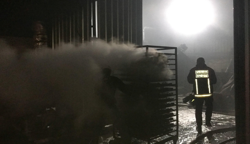 Akyazıda mangal kömürü üretim tesisinde yangın çıktı