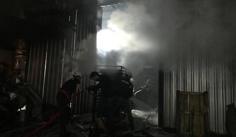 Akyazıda mangal kömürü üretim tesisinde yangın çıktı