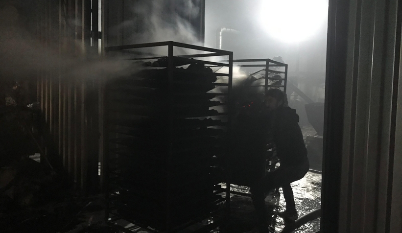 Akyazıda mangal kömürü üretim tesisinde yangın çıktı