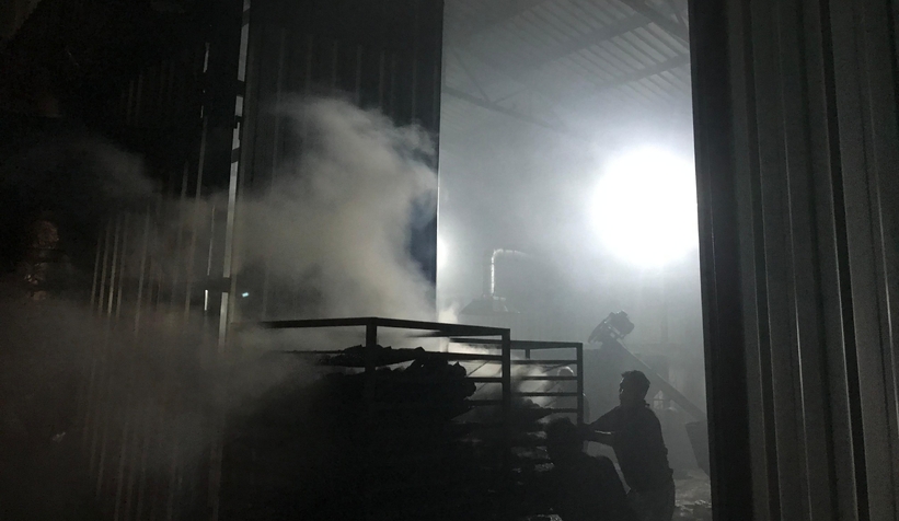 Akyazıda mangal kömürü üretim tesisinde yangın çıktı