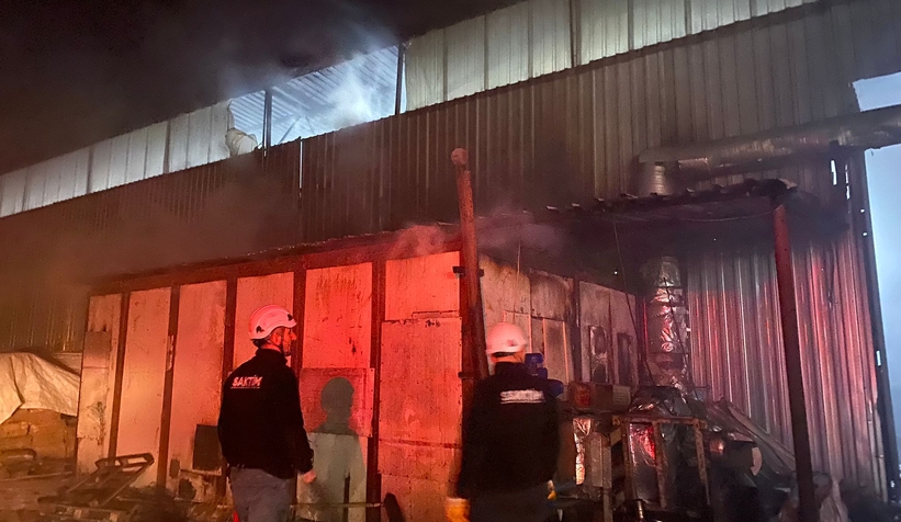 Akyazıda mangal kömürü üretim tesisinde yangın çıktı