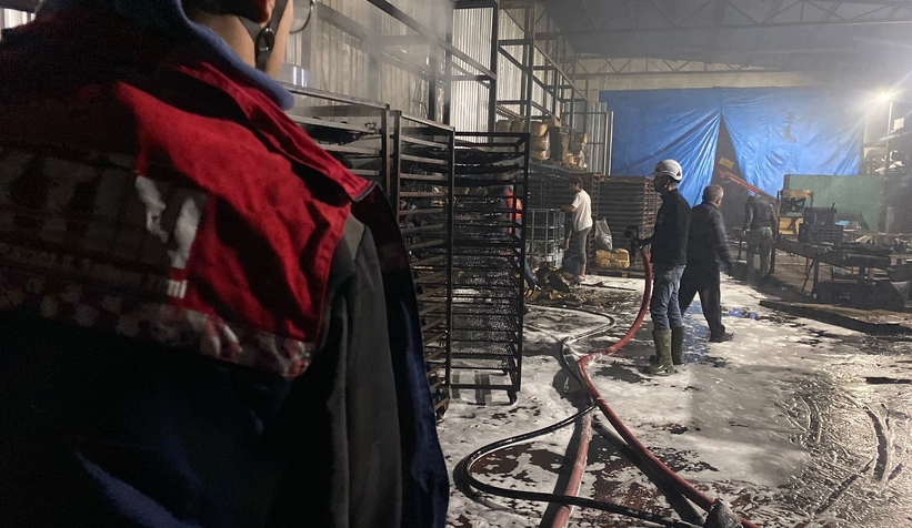 Akyazıda mangal kömürü üretim tesisinde yangın çıktı