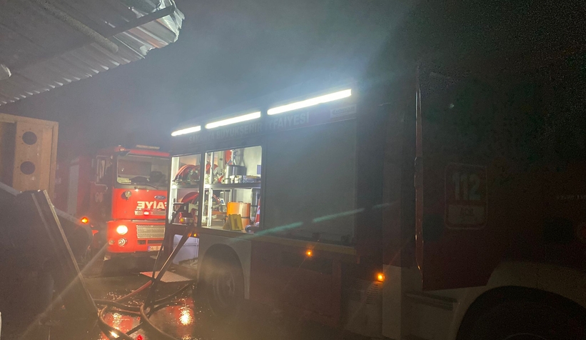 Akyazıda mangal kömürü üretim tesisinde yangın çıktı