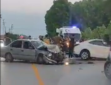 Akyazıda feci kaza: 4 yaralı