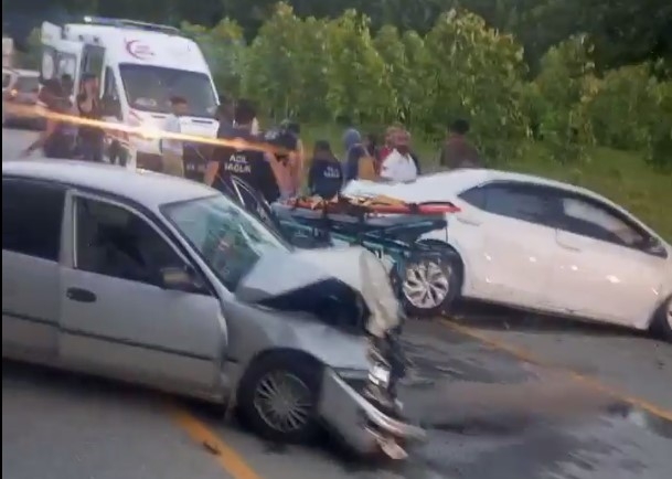 Akyazıda feci kaza: 4 yaralı