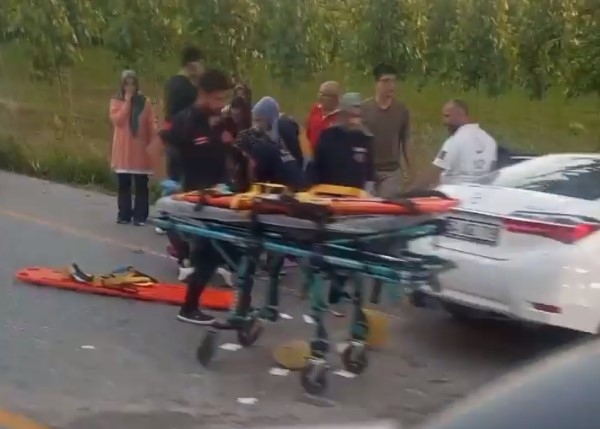 Akyazıda feci kaza: 4 yaralı