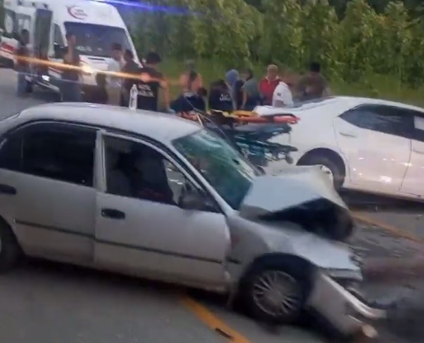 Akyazıda feci kaza: 4 yaralı