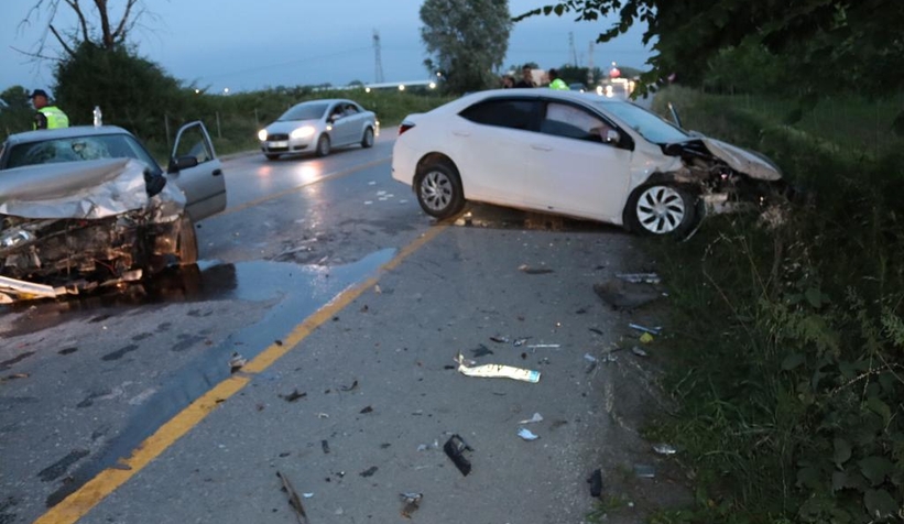 Akyazıda feci kaza: 4 yaralı