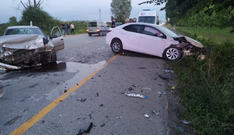 Akyazıda feci kaza: 4 yaralı