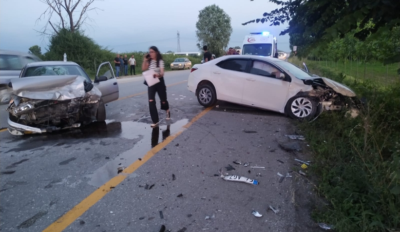 Akyazıda feci kaza: 4 yaralı