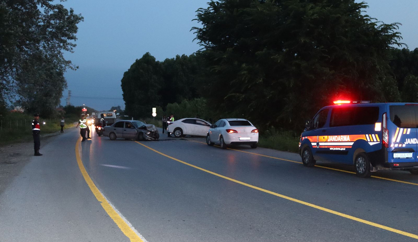 Akyazıda feci kaza: 4 yaralı