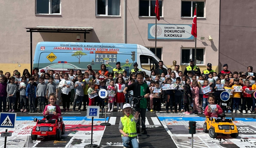 Akyazıda ilkokul ve ortaokul öğrencilerine trafik eğitimi